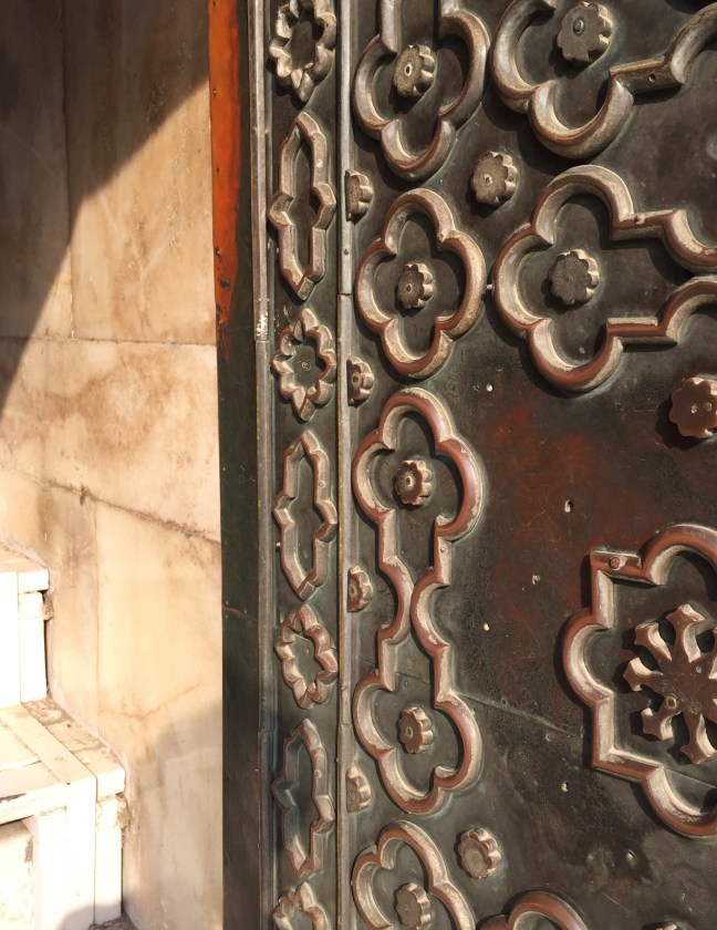 One of the very few doors, used to restrict access up to the mausoleum. 